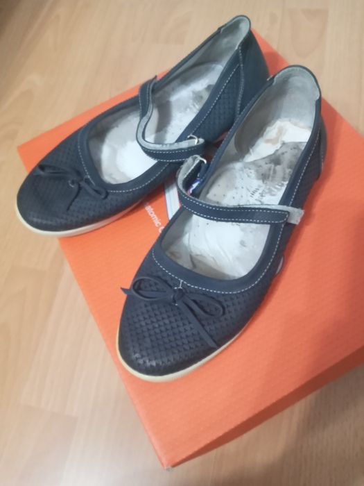 Продам туфли на девочку размер 38