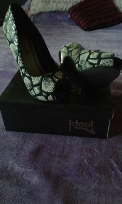 Vand pantofi noi.