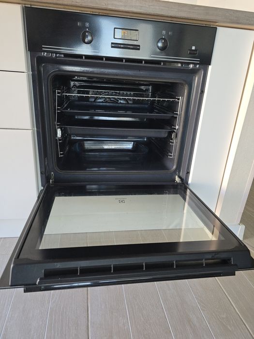 Продаю духовой шкаф Electrolux