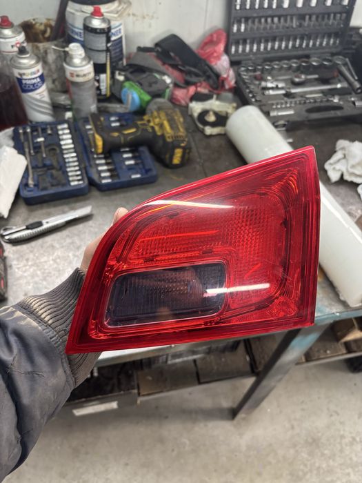 стоп/стопче на багажника на Opel Astra J