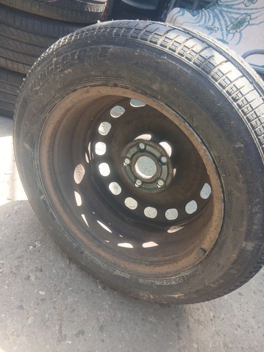 Vând 3 cauciucuri de vara (Michelin) 215/50R17 la preț de 150bucata , si o roata de rezerva cu janta (Turanza)  215/55R16 la prețul de 300 lei lei !