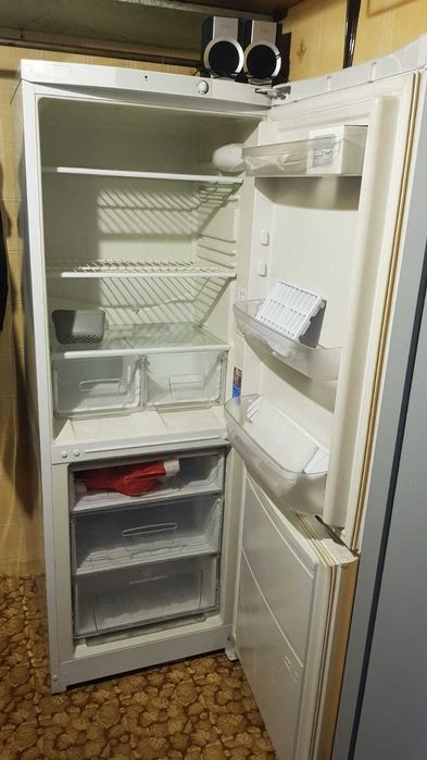 Холодильник Indesit б.у рабочий в хорошем состоянии