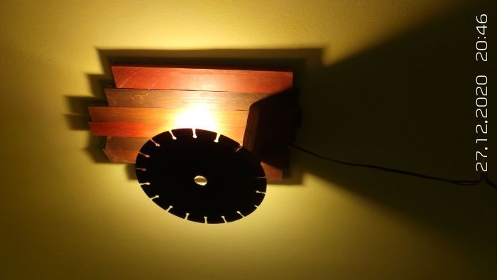 Стенна лампа от дърво и метал