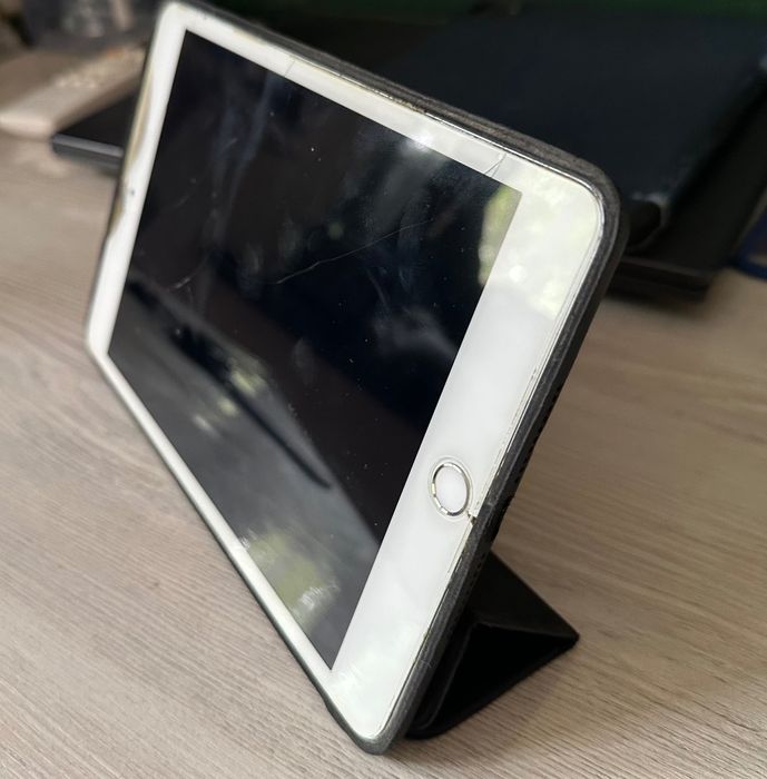 Ipad mini 4 sotiladi, ARZONGA (32gb). 1 MLN sum