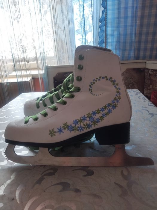 Продам женские коньки
