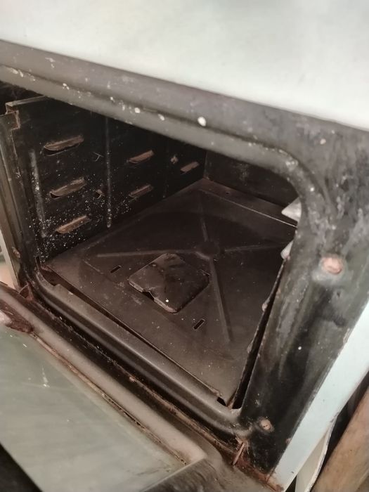 Televizor 43 lik 400000. Gaz plita 300000 sotiladi