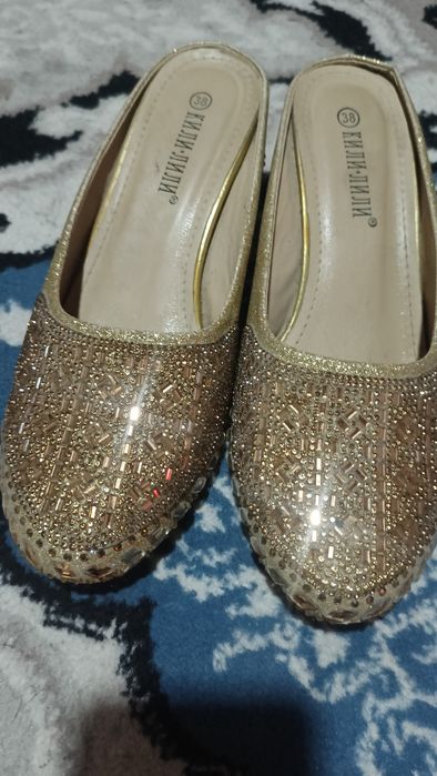 Kelinlar uchun ansabillar to'plami ko'ylak va tuflilar