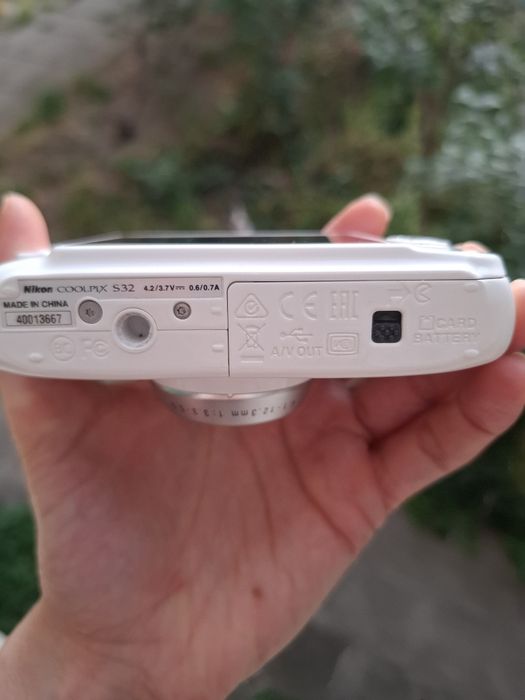 Компактен дигитален фотоапарат Nikon Coolpix S32 ударо и водоустойчив
