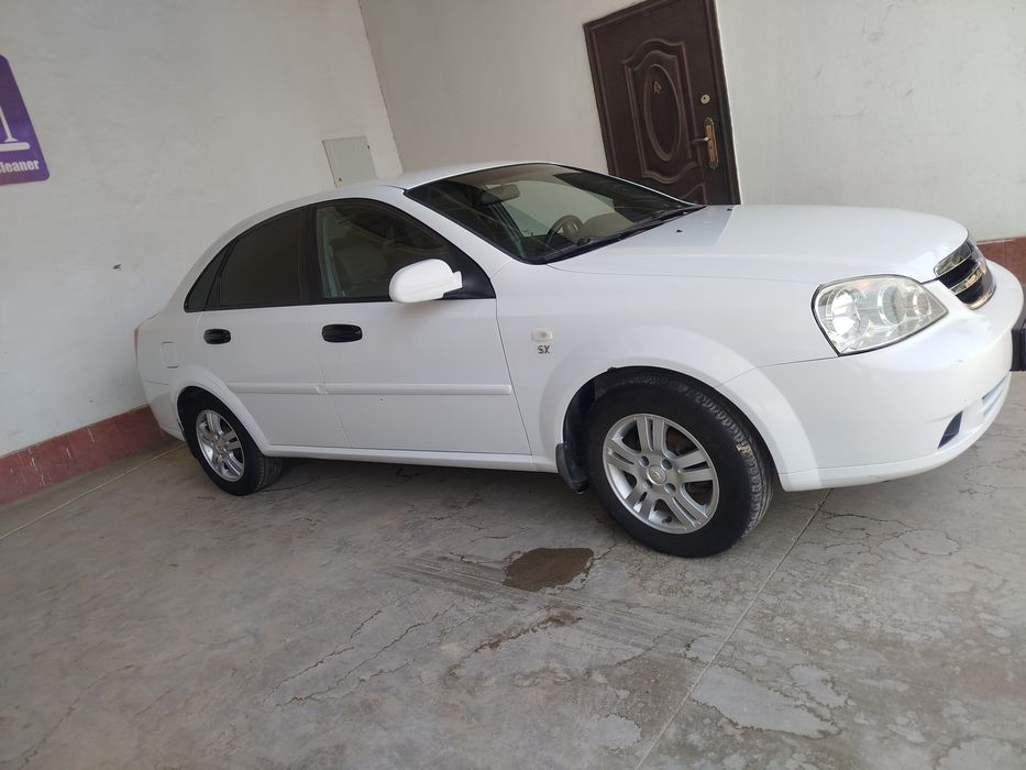 Lasetti 1.8 sotiladi