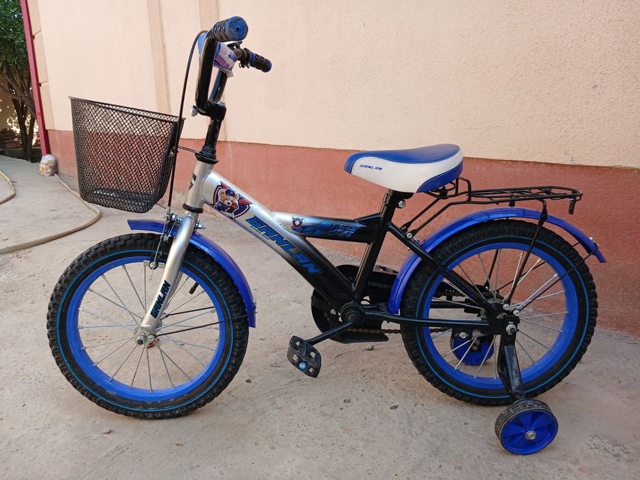 Velosiped holati yangi olinganiga ko'p bo'magan bolam haydamadi