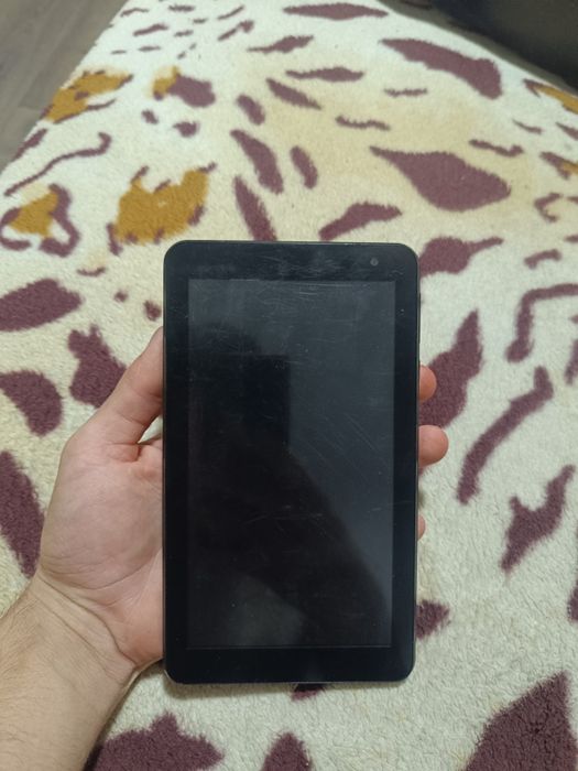 Vând o tabletă e doar zgâriată,merge bine nu prea am folosito