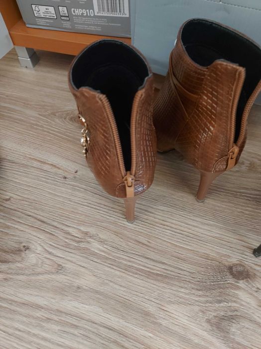 Изгодно нови дамски боти