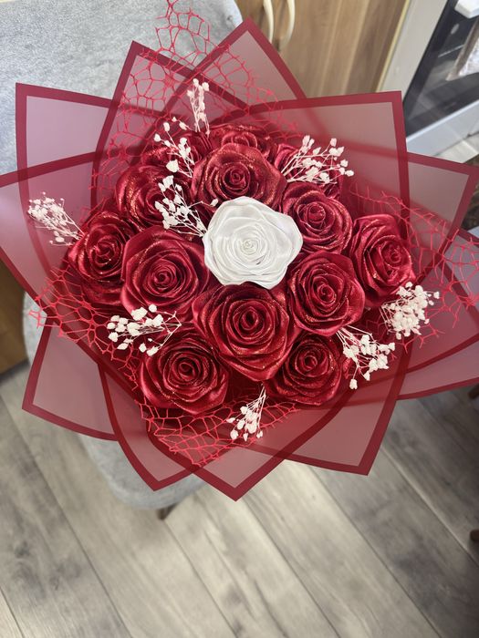 Buchet din trandafiri rosu cu alb