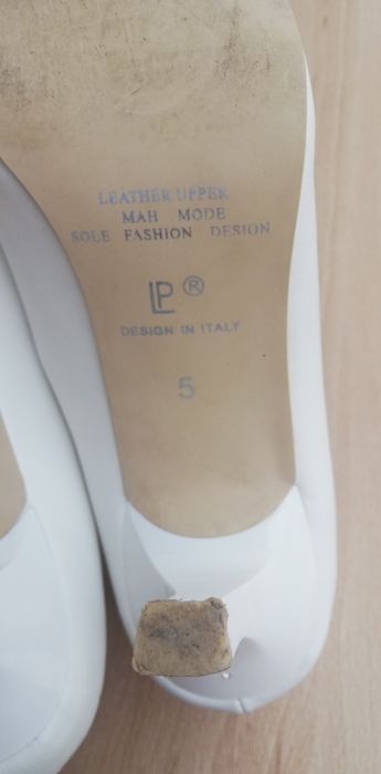 Продам белые туфли