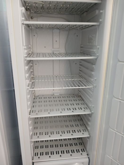 Продам б/у вертикальные морозильные камеры Indesit