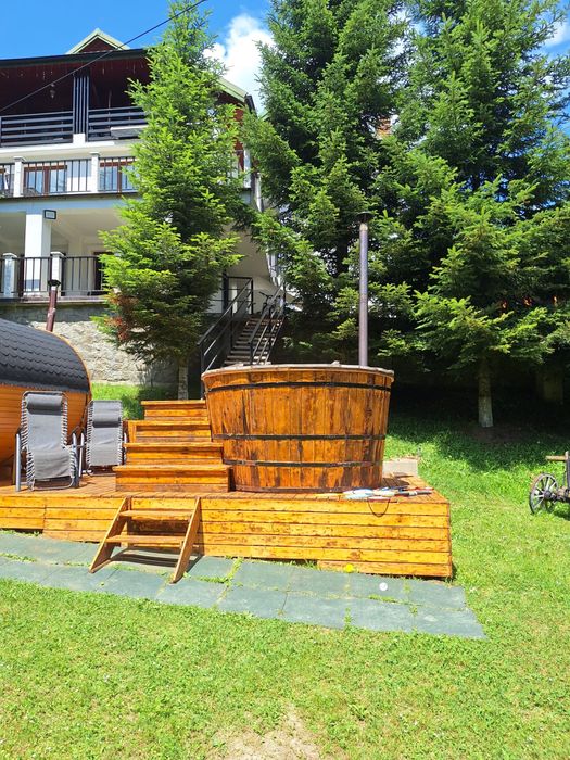 Ciubăr din lemn cu sobă internă – ideal pentru pensiuni și case de vacanță