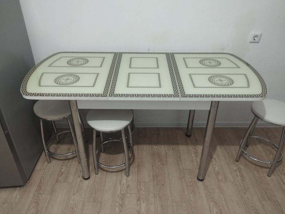 Кухонный стол стеклянный