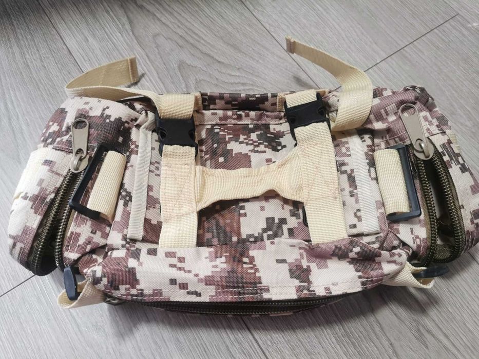 Mini bag cu posibilitate de prindere pe rucasc