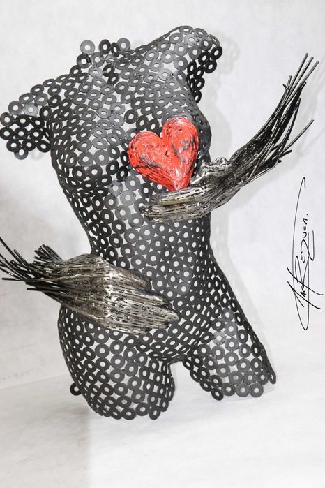 Sculptura bust cu maini si inima- saibe si fir de otel sudat.