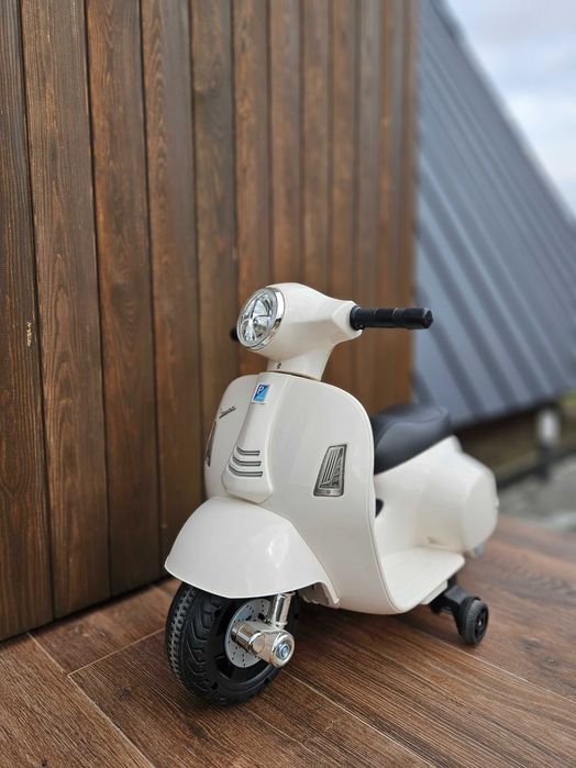 Vespa Motocicleta Electrica pentru Copii Baterie 6V Faruri si Claxon 18-36 luni Alba