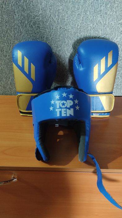 Перчатки и шлем для бокса