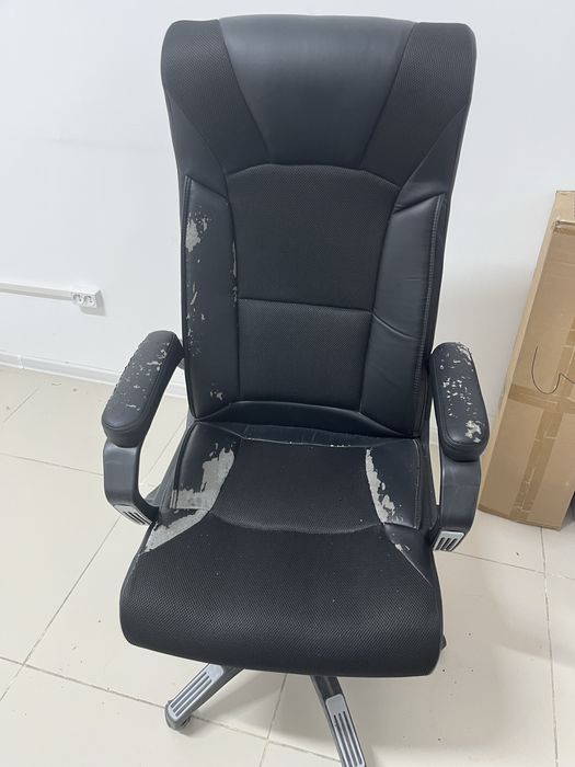 Офисное кресло .