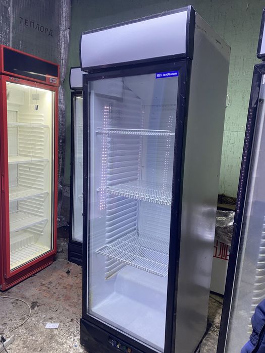 Витрине холодильнике