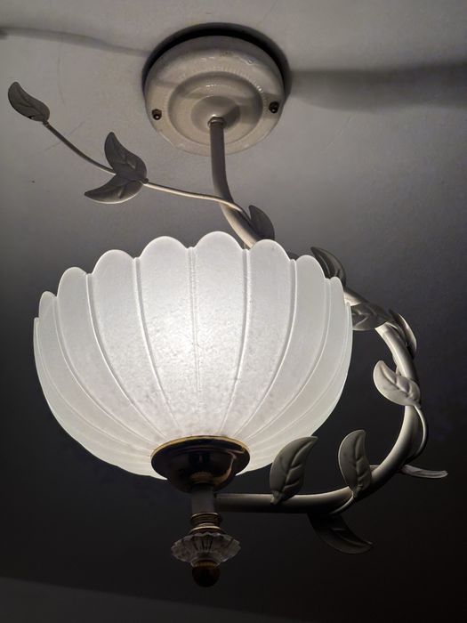 Продам люстры 2000 тнг