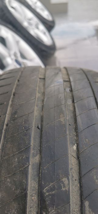 Vând set anvelope vara 235/45/18