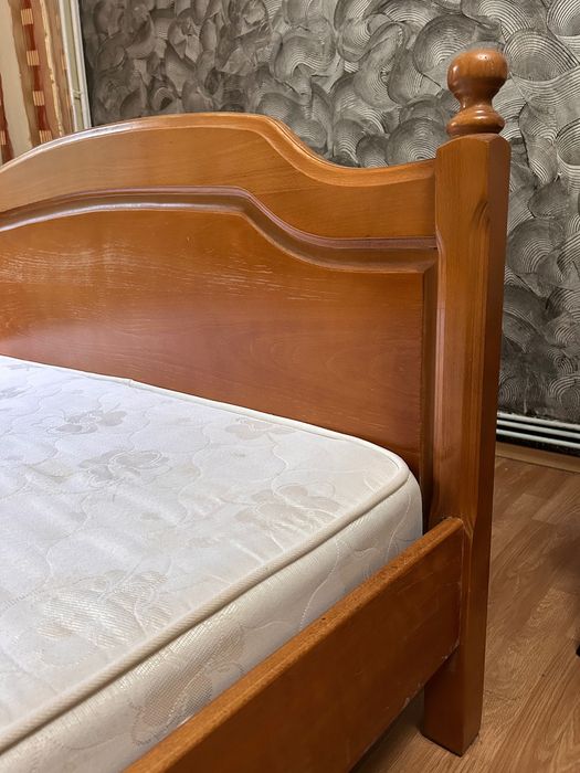 Pat de două persoane din lemn