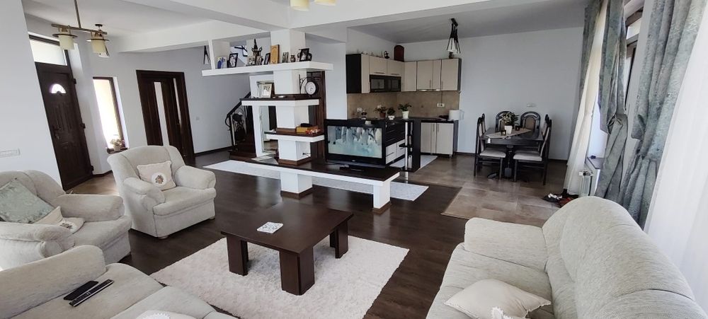 Casă cu teren 2600 mp în Dragomirna – garaj dublu, fotovoltaice,