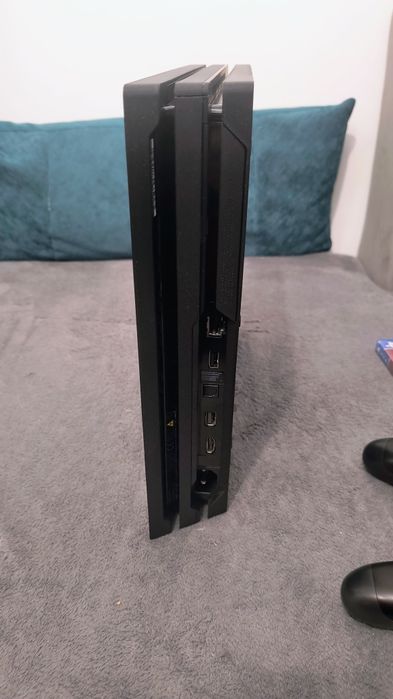 Vând PS4 PRO cu 2 controlere