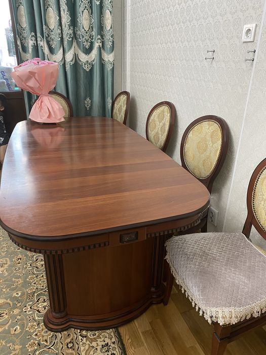 Продам стол для гостинной