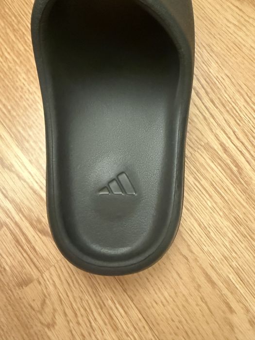 Yeezy slides negri