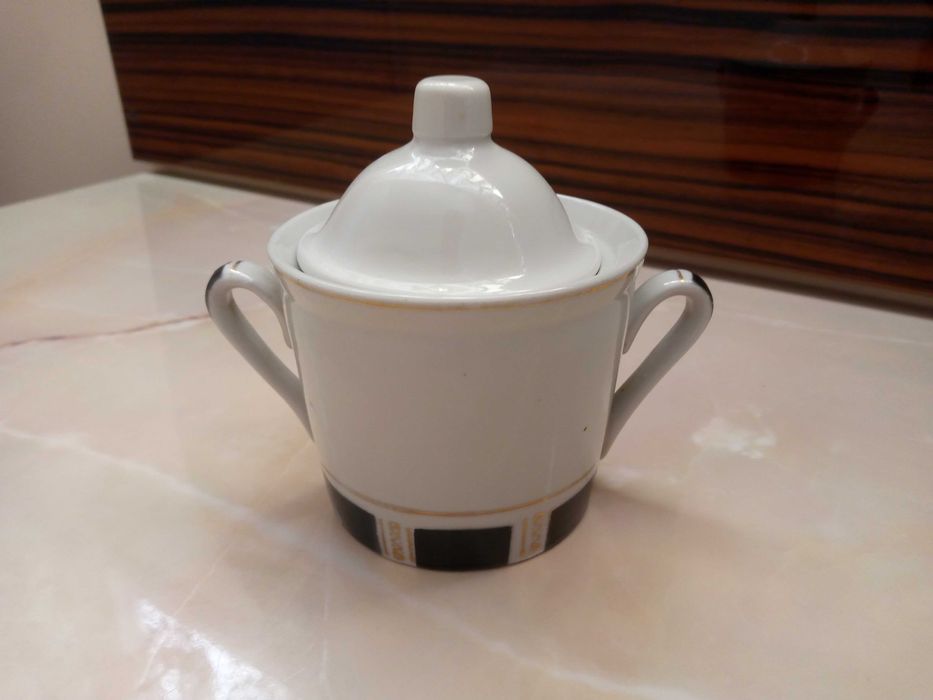 Сахарница с крышкой, поднос и разная старая посуда за все 25тыс