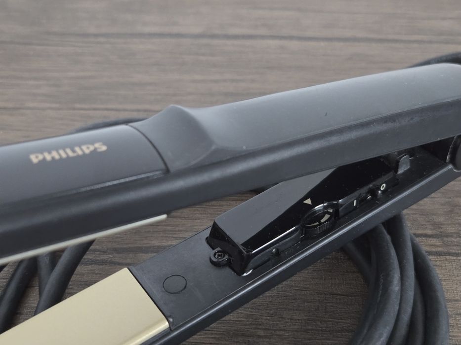 Placa de indreptat parul, Philips SalonStraight Control HP4686, Placi ceramice si control de temperatura