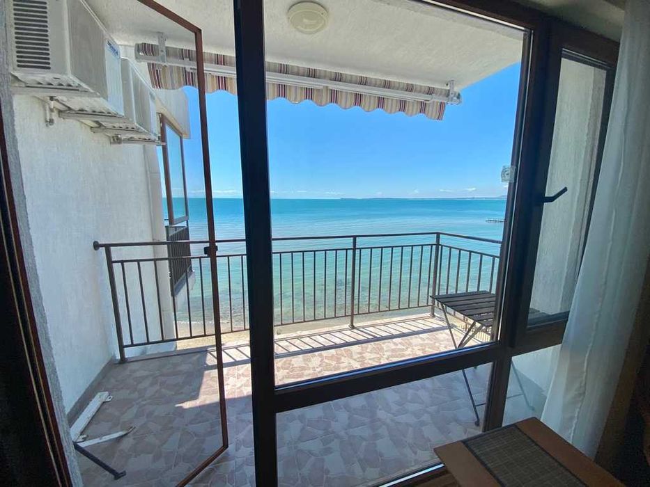 Двустаен апартамент с фронтална гледка море, Първа линия