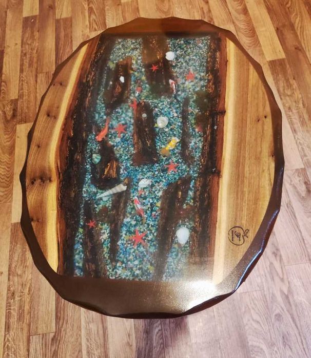 Столик маленький с эпоксидной смолой