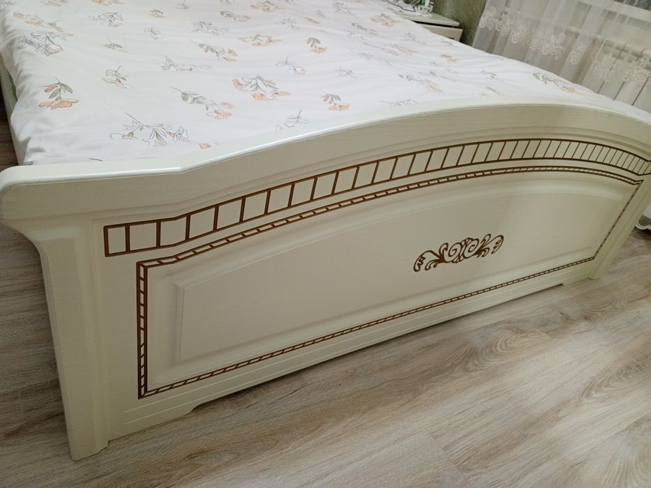 Кровать и тумбочки