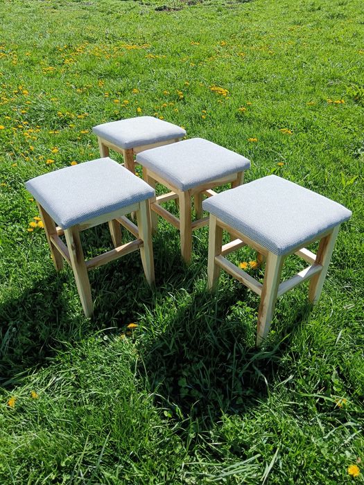 Tabureți din lemn masiv