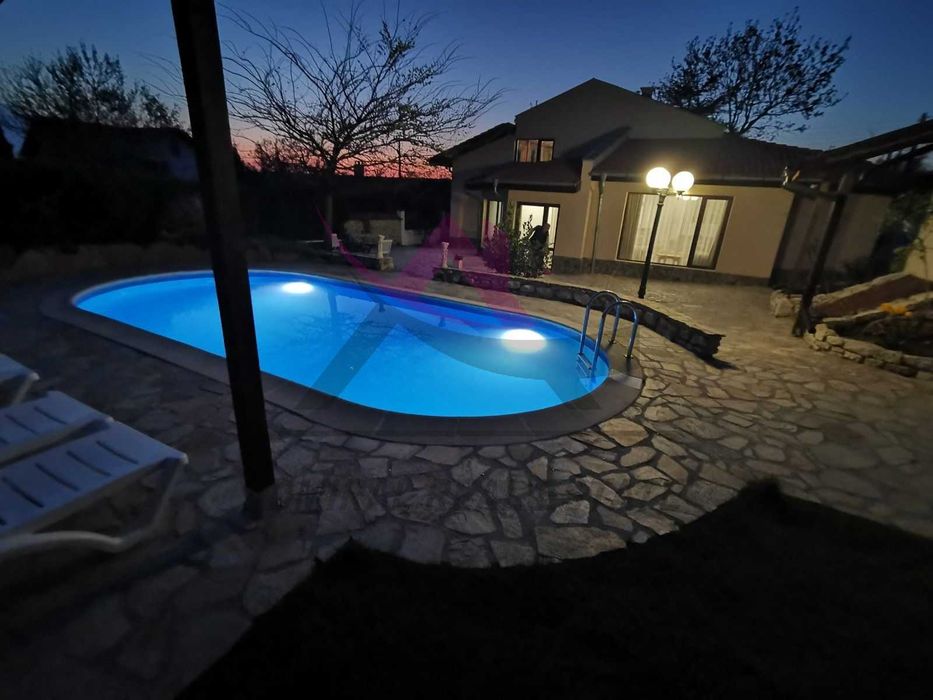 Дава се под наем Къща в с. Здравец, Област Варна - 420 кв.м за 2500 € - Снимка #8