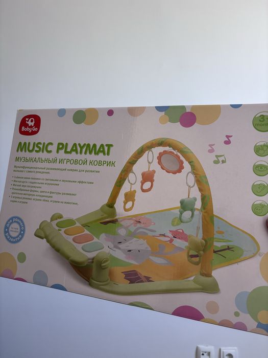 Игровой коврик с подвесными игрушками