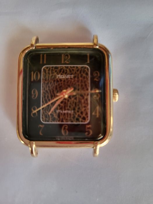 Золотые часы  прямоугольные