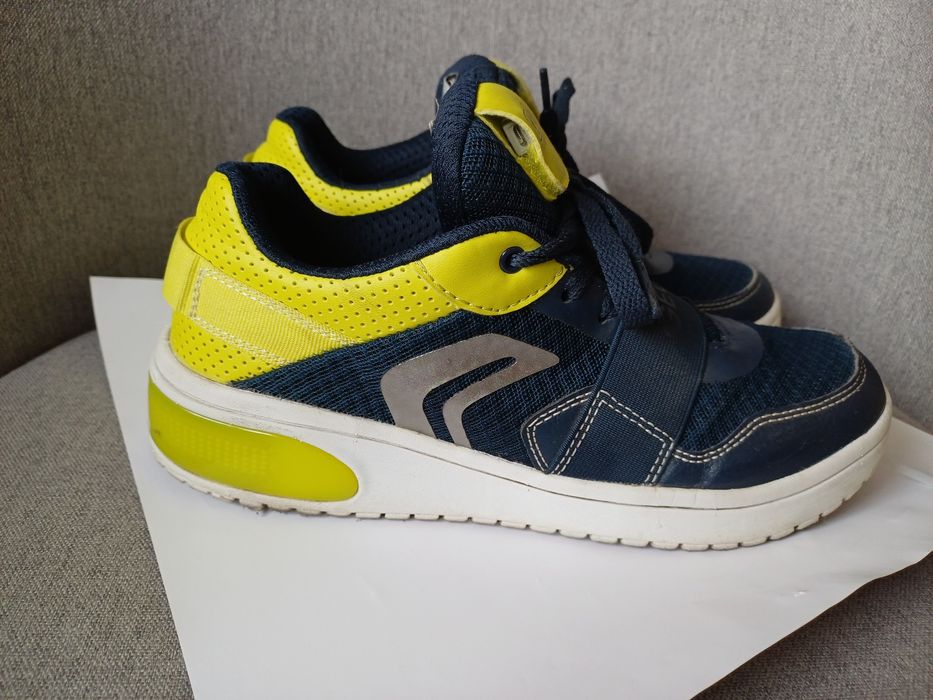 Светещи маратонки Geox