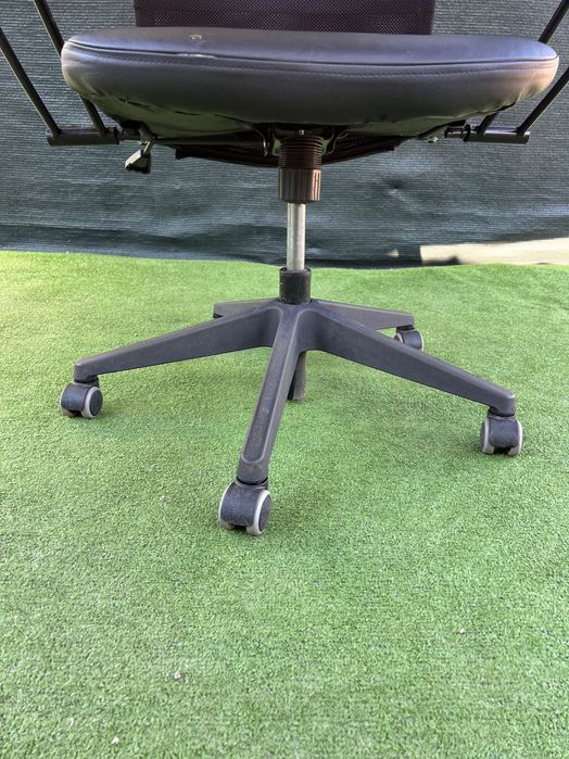 Офис стол въртящ се с подлакътници