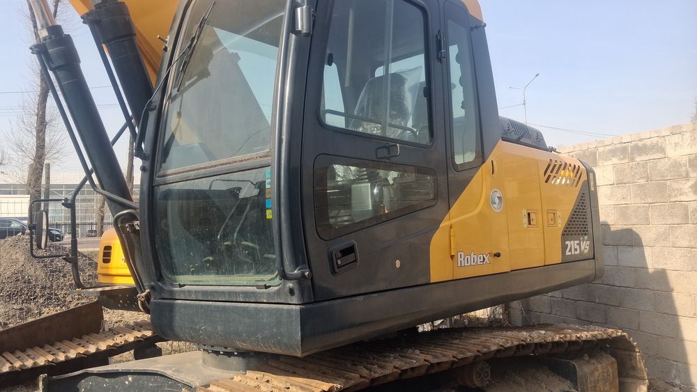 Гусеничный экскаватор