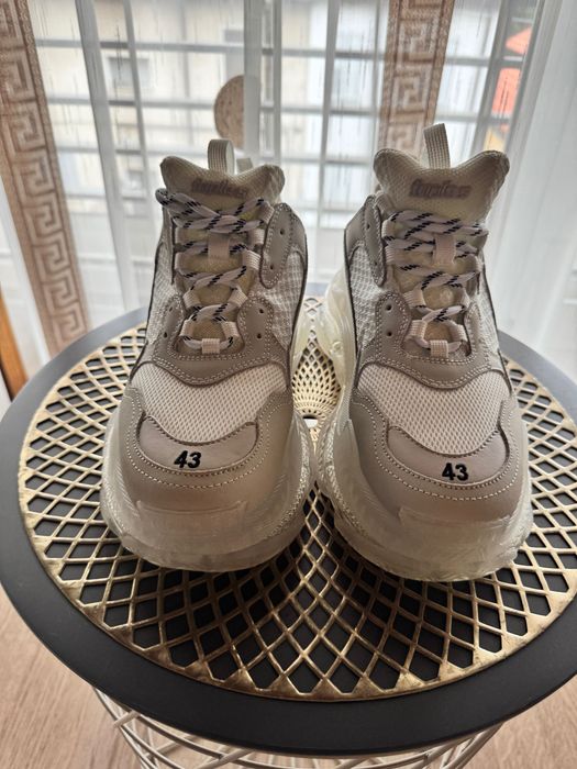 Vând adidași Balenciaga, mărimea 43, noi, nepurtati, fără cutie.  * Mărime: 43 * Stare: noi * Cutie: nu * Model: Balenciaga * Preț: negociabi