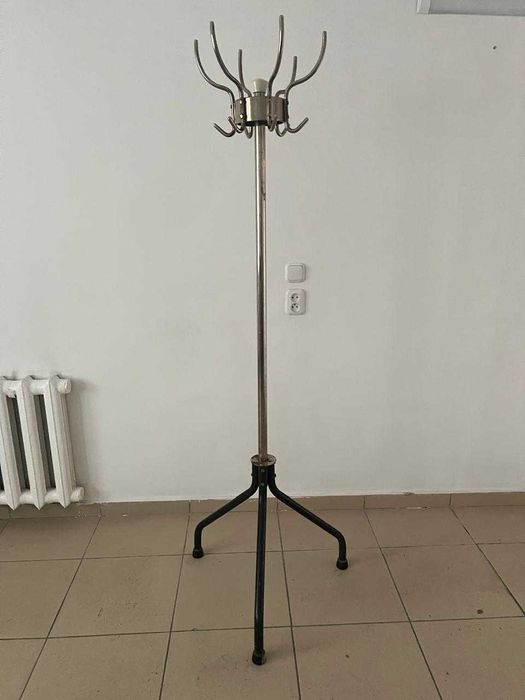 Продается напольная вешалка-стойка для верхней одежды