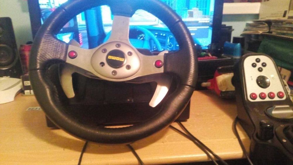 Волан с педали и шифтър за симулаторни игри.Logitech g25
