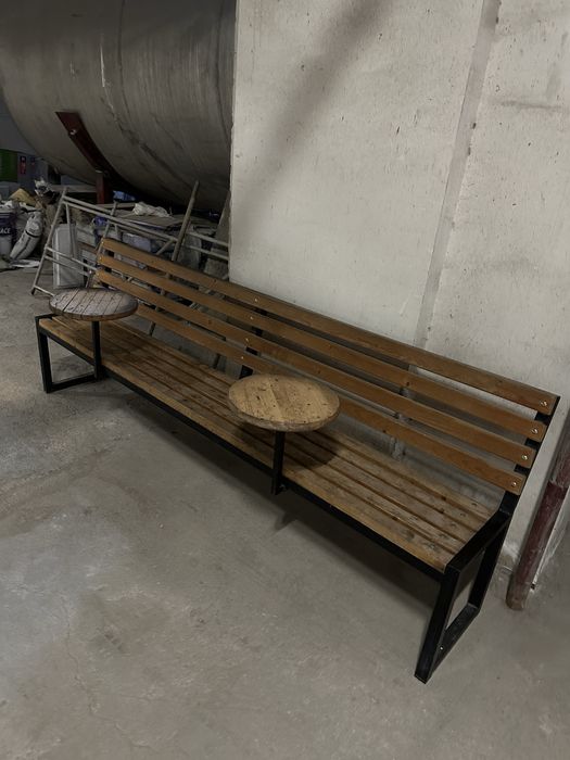 Скамейка со столиками